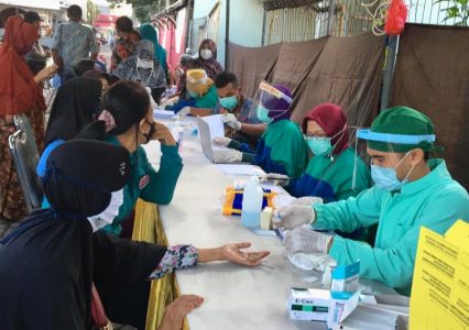Gustu Percepatan Penanganan Covid-19 Jember Gelar Pemeriksaan Rapid Test Para Pedagang di Empat Pasar di Jember