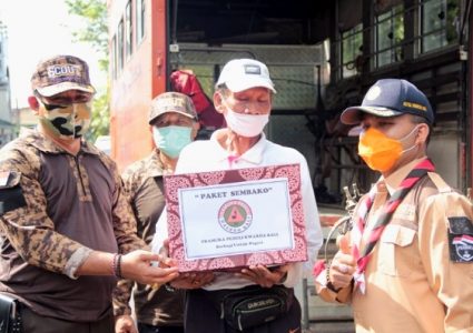 Pramuka Kwarda Bali Serahkan 30 Paket Sembako Melalui Kwarcab Klungkung