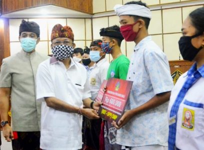 Ringankan Beban Dampak Covid-19, Gubernur Koster Serahkan Bansos Tunai Siswa SD Hingga Menengah Swasta se-Bali