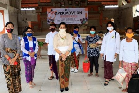 Dukung Aksi Sosial IWAPI dan KPRP Bali, Ny Putri Koster Sumbang Beras di Desa Kendran Gianyar