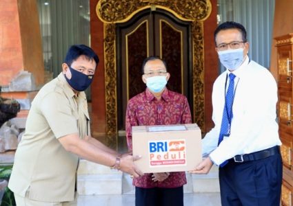 BRI Peduli, Bank BRI Denpasar Serahkan Bantuan 10 Ton Beras kepada GTPP Covid-19 Bali
