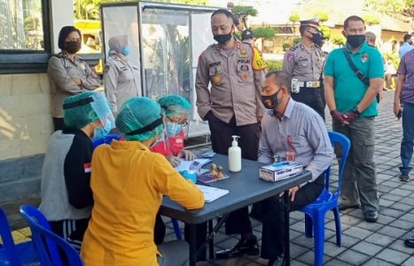 Cegah Penularan Covid-19, Polres Jembrana Gelar Rapid Tes 78 Personil