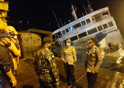 Kapal KMP Darma Rucita III Gagal Sandar, Tim Gabungan TNI/POLRI  Lakukan Evakuasi di Banyuwangi