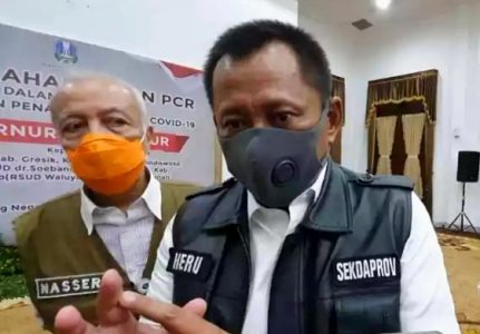 Percepat Penanganan Covid-19, Pemprov Jatim Serahkan Bantuan 10 Mesin PCR ke 10 RS Rujukan Kab/Kota di Jember