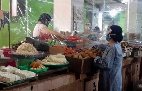 Menuju Tatanan Normal Baru, Puluhan Pasar Tradisional di Surabaya Dipasangi Tirai Plastik