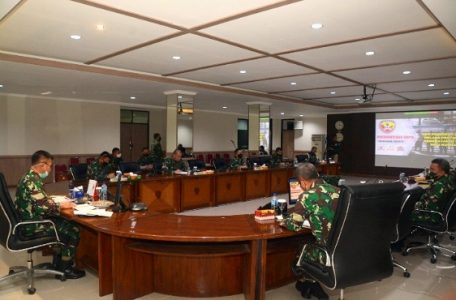 Melalui Vidcon, Kodam IX/Udayana Gelar Rapat Tentang Kedisiplinan Protokol Kesehatan