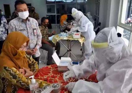 Giliran Diskominfo Jatim Jalani Tes Rapid dan Penyebrotan Desinfektan