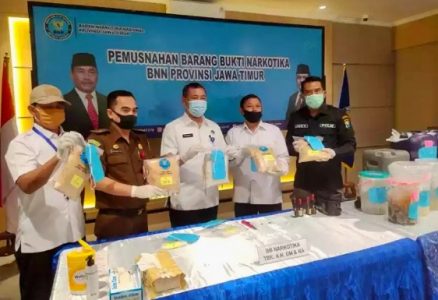 Disita dari Empat Tersangka, BNNP Jatim Musnahkan Sabu 5,3 Kg dan Narkotika Cair