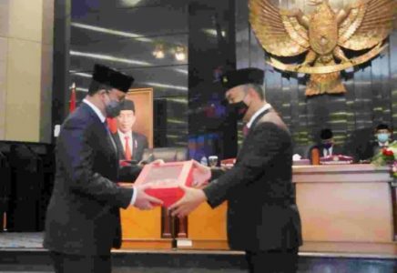 Gubernur Anies Sampaikan Raperda Pertanggungjawaban Pelaksanaan APBD TA 2019 Dalam Rapat Paripurna