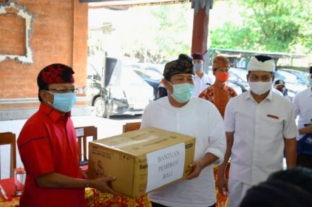 Serahkan Bantuan di Jembrana, Gubernur Bali Ajak Masyarakat Disiplin Terapkan Protokol Kesehatan
