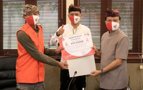 Berperan Aktif dalam Penanganan Covid-19, Sekda Dewa Indra Serahkan Sertifikat Penghargaan Bagi Relawan