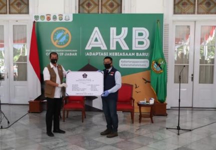 Ketua Satgas Nasional Serahkan Bantuan Alat Kesehatan Penanganan COVID-19 ke Pemprov Jabar