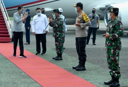 Presiden Jokowi Tinjau Fasilitas Produksi dan Pelaksanaan Uji Klinis Vaksin Covid-19