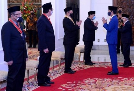 Peringati HUT RI ke-75, Presiden Jokowi Anugerahkan Tanda Jasa dan Kehormatan bagi 53 Tokoh
