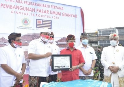Peletakan Batu Pertama, Gubernur Koster Harap Pembangunan Pasar Rakyat Gianyar bisa Tunjang Pertumbuhan Perekonomian