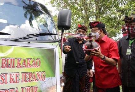 Pulihkan Ekonomi Bali, Gubernur Koster Lepas Ekspor Kakao Fermentasi 10 Ton ke Osaka Jepang