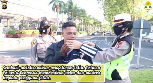 Jelang HUT Polwan ke-72, Polresta Denpasar Bagikan Helm dan Masker Gratis