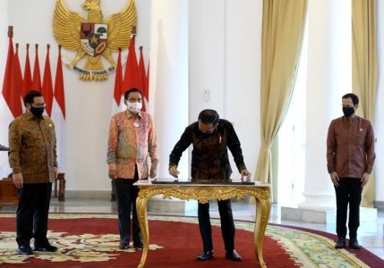Resmikan Gedung Sekolah Vokasi Undip, Presiden Jokowi Apresiasi Sinergi Perguruan Tinggi dan Industri
