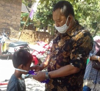 Pemdes Segaran, Delanggu Blusukan Kampung Bagikan Masker Gratis ke Warga