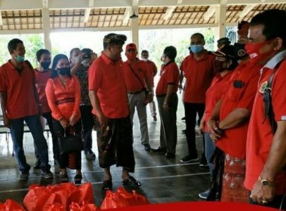 Bupati Gianyar Bagikan Sembako pada Masyarakat yang belum Tersentuh Bantuan