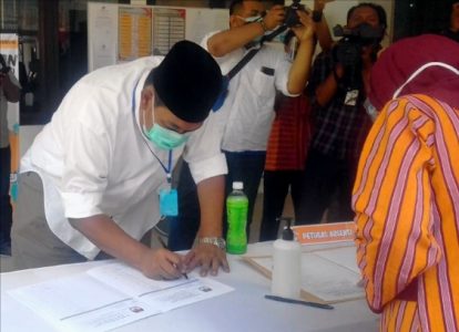 Hari ke Dua, Pasangan One-Fajri Daftarkan Diri ke KPU Diantar Ribuan Pendukung