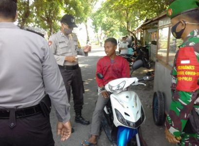 Operasi Masker di Desa Kujon, Petugas Temui Pelanggar dan Diberi Sanksi