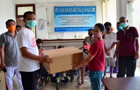 Sekda Dewa Indra Serahkan Bantuan 82.000 Masker untuk 82 Panti Sosial se-Bali