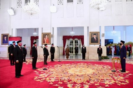 Presiden Jokowi Lantik 20 Duta Besar RI di Istana Negara