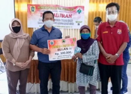 Desa Kepanjen Salurkan BLT DD-4 Kepada 21 Warga Terdampak Covid-19 dengan Prokes Ketat