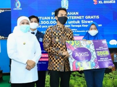 Pemprov Jatim Kembali Bagikan Kartu Perdana Paket Kuota Internet Gratis bagi Siswa dan Siswi SMA/SMK SLB Negeri dan