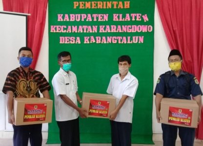 Pemdes Karangtalun Salurkan Bansos Tahap 4 untuk 132 Warga dengan Arahan Bupati Secara Virtual