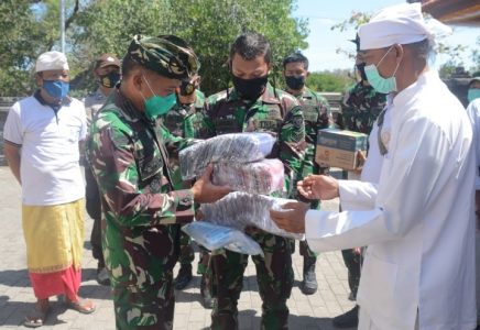Kunjungi Tempat Ibadah, Pangdam IX/Udy Cek Penerapan Prokes serta Serahkan Masker dan Hand Sanitizer