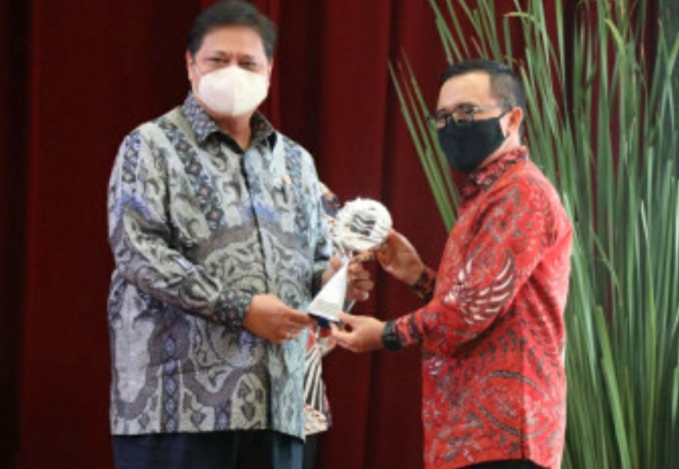 Menko Perekonomian Serahkan Penghargaan TPID Award 2020 Kepada Banyuwangi sebagai Kabupaten Terbaik se-Jawa dan Bali di Banyuwangi