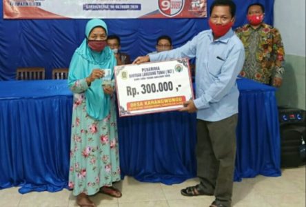Desa Karangwungu, Salurkan BLT DD-4 Untuk 100 Warga pada Malam Hari Tetap Terapkan Prokes Covid-19