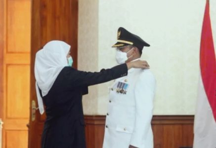 Gubernur Khofifah Lantik Kepala Biro Kesejahteraan Sosial Jatim Hudiono Sebagai Pj Bupati Sidoarjo