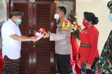 Bupati Putu Artha Serahkan Hibah Rumah Jabatan Kapolres Jembrana