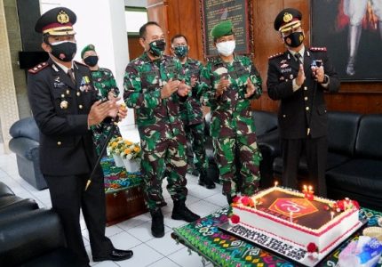Kaporesta Denpasar dan Kapolres Badung Datangi Makorem 163 Wira Satya, Hantarkan Kue HUT TNI ke-75