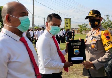 Kapolres Klaten Pimpin Upacara Pemberian Penghargaan pada 13 Anggota yang Berprestasi