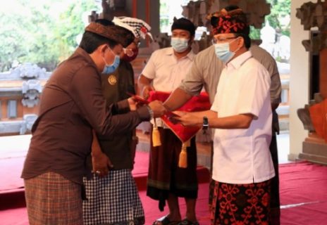 Aktifkan Kembali Satgas Gotong Royong, Gubernur Bali Beri Suntikan Dana untuk Desa Adat Rp74,65 Miliar