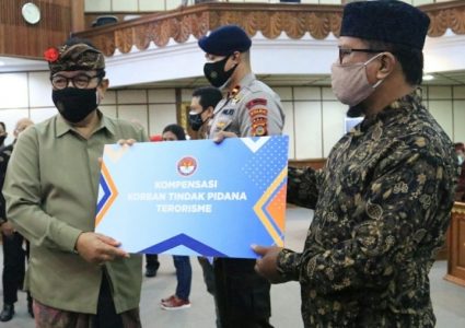 Wagub Bali Apresiasi Penyerahan Kompensasi Korban Tindak Pidana Terorisme oleh LPSK Pusat dan Komis III DPR RI