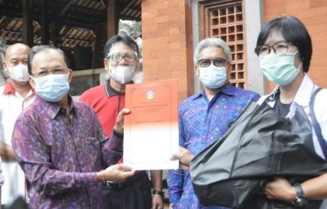 Serahkan Bantuan dan Tali Kasih, Gubernur Koster akan Berdayakan Mantan Atlet Berprestasi jadi Pembina