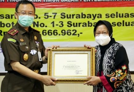 Berkat Bantuan Kejati Jatim, Dua Aset Tanah dan Uang Rp4 Miliar Lebih Kembali ke Pemkot Surabaya