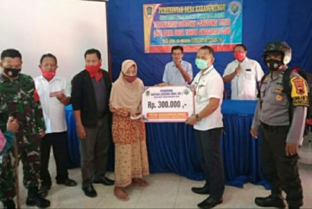 Pemdes Karangwungu Salurkan BLT DD ke-6 pada 100 KPM KK Miskin Terdampak Covid-19