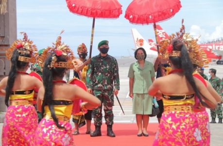 Tiba di Bali, Pangdam Mayjen TNI Maruli Simanjuntak Disambut Tradisi Tepung Tawar dan Penciuman Pataka