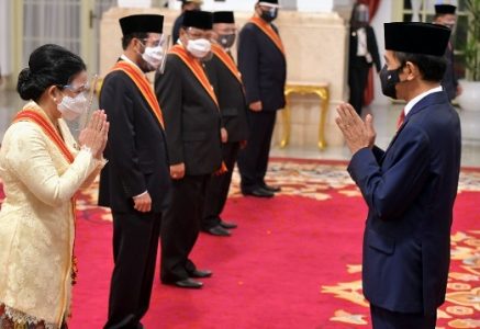 Presiden Jokowi Anugrahkan Tanda Jasa dan Kehormatan, Berikut 71 Nama Penerima Bintang Mahaputera dan Bintang Jasa