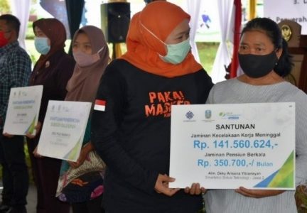 Setelah Gowes, Gubernur Jatim Serahkan Bansos pada Warga Jember di Jember