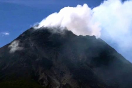 Aktivitas Gunung Merapi terus Meningkat, Sejumlah Relawan buat Posko Pengungsian Tambahan