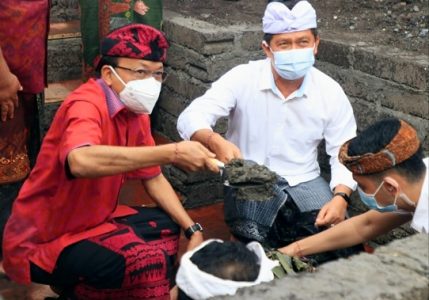Gubernur Bali Wayan Koster Lakukan Peletakan Batu Pertama Pekerjaan Normalisasi Tukad Unda