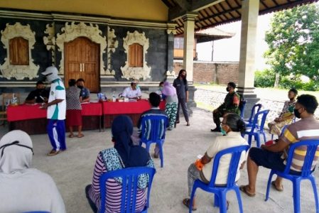 Pantau Penyaluran BLT DD, Babinsa Candi Kusuma Ingatkan Warga Patuhi Prokes