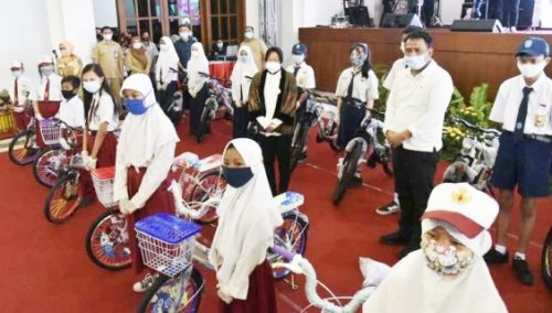 Peringatan Hari Guru Nasional 2020, Walikota Surabaya Beri Penghargaan dan Bantuan Sepeda
